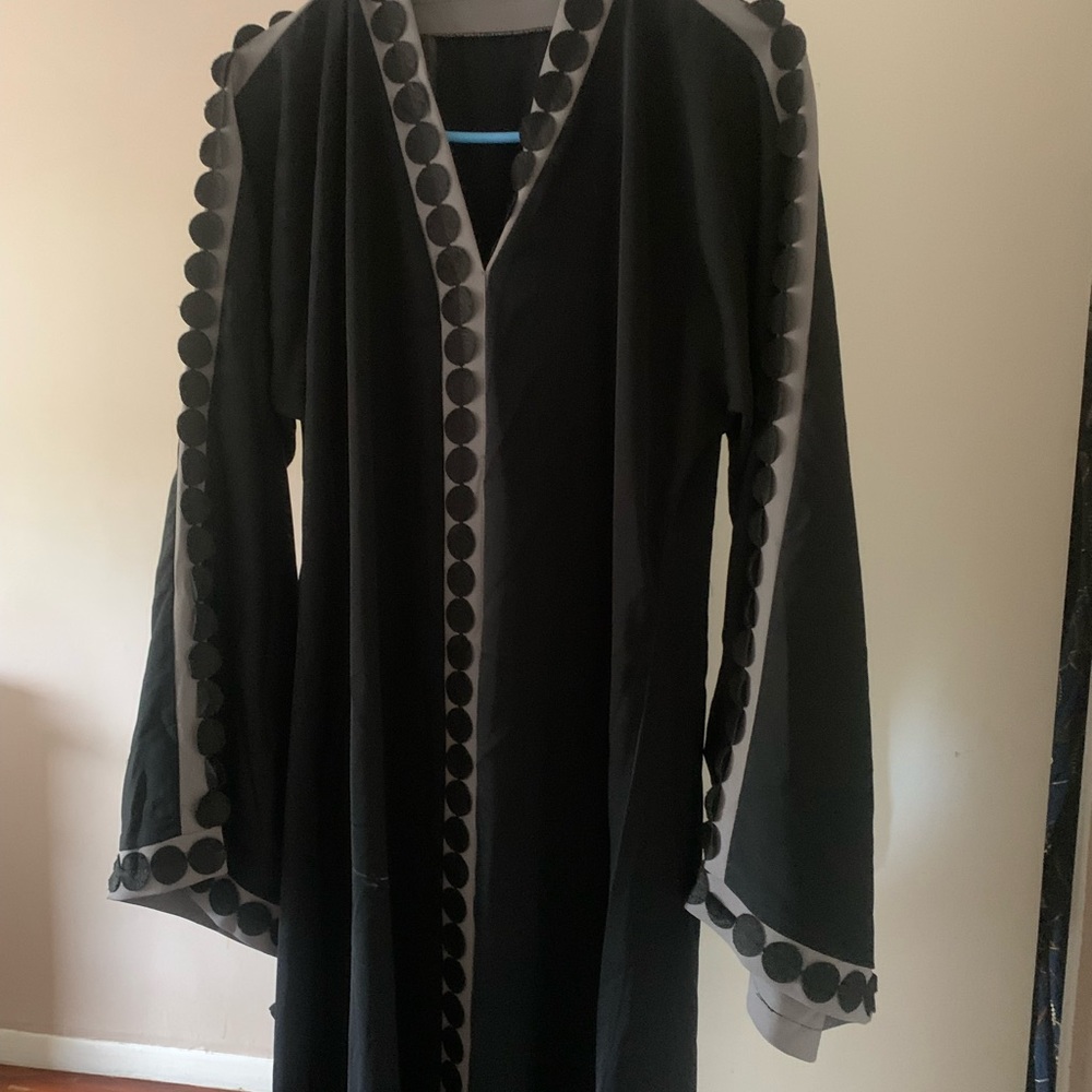 Detailed abaya